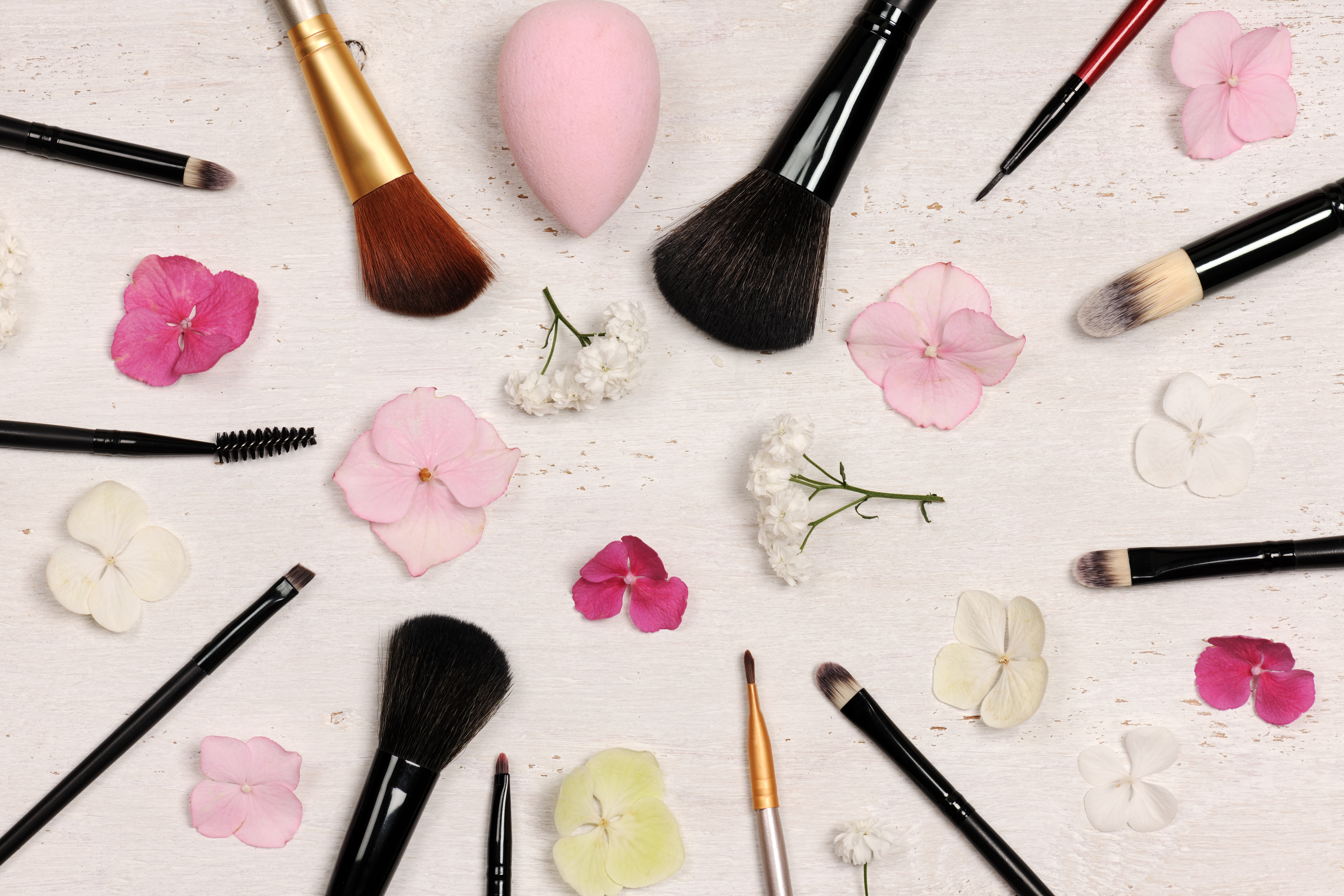 make-up-brushes-arrangement-P49G6EA